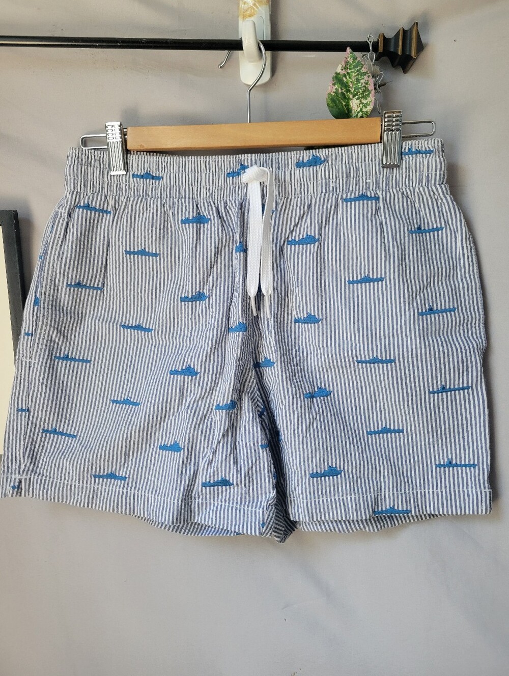 Chubbies Nautical by Nature Pinstripe Seersucker Swim Beach Short Blue White S